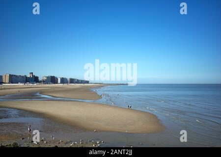 Blankenberge,Belgio - agosto 31,2019: spiaggia vuota su un giorno di estate in provincia belga delle Fiandre Occidentali Foto Stock