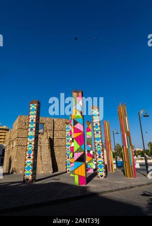 Multi colorata arte moderna colonne a bab sharif city gate, Mecca provincia, Jeddah, Arabia Saudita Foto Stock