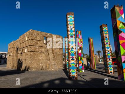 Multi colorata arte moderna colonne a bab sharif city gate, Mecca provincia, Jeddah, Arabia Saudita Foto Stock