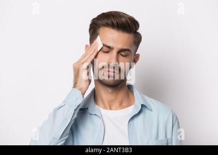 Surriscaldato sudate giovane uomo che soffre di alta temperatura. Foto Stock
