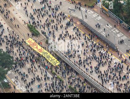 Birds eye footage of the Massive New Year’s Day (1st gennaio 2020) Marzo a favore della democrazia organizzato dal fronte dei diritti umani civili Foto Stock