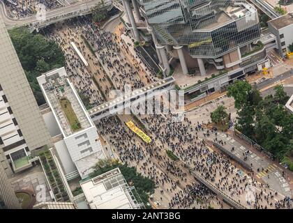 Birds eye footage of the Massive New Year’s Day (1st gennaio 2020) Marzo a favore della democrazia organizzato dal fronte dei diritti umani civili Foto Stock