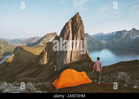 Campeggio in montagna uomo con tenda in Norvegia travel adventure sano stile di vita attivo vacanze estive tramonto Segla vista montagna Foto Stock