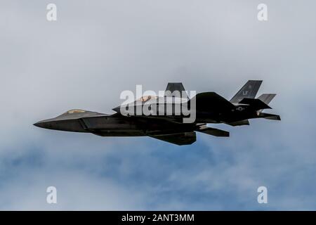 Lockheed Martin F Raptor & F-35un fulmine II volare insieme il 8 luglio 2016 per RIAT 2016, tenutosi a RAF Fairford, Gloustershire, UK. Foto Stock