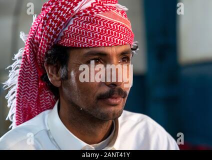 Ritratto di un saudita uomo che indossa una keffiyeh, Najran provincia Najran, Arabia Saudita Foto Stock