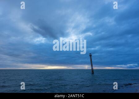 Faro di disallineamento nel Mar Baltico. Kiipsaar, Harilaid, Saaremaa, Estonia, l'Europa. Foto Stock