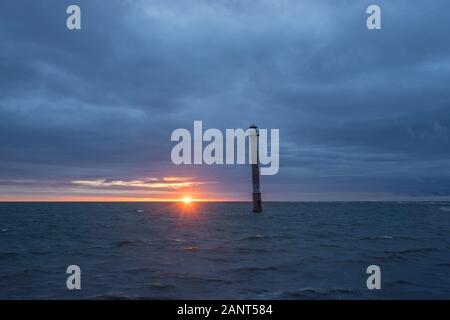 Faro di disallineamento nel Mar Baltico. Kiipsaar, Harilaid, Saaremaa, Estonia, l'Europa. Foto Stock