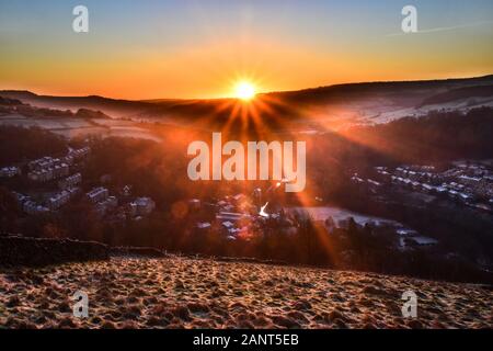 Frosty Sunrise, Hebden Bridge da Heptonstall, South Pennines, Calderdale, West Yorkshire Foto Stock