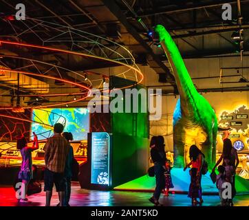 Pathum Thani, Tailandia - 19 Gennaio 2020: turisti vedere un grande dinosauro al Museo Nazionale delle Scienze (NSM), Tailandia. Il Museo Nazionale delle Scienze è Foto Stock