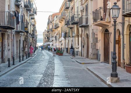 Vecchia strada nel centro storico di Cefalù. La storica Cefalù è una delle principali mete turistiche della Sicilia. Foto Stock