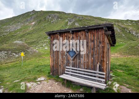 Peischlachtörl, rifugio di legno e panca. Hohe Tauern Nationalpark. Alpi austriache. L'Europa. Foto Stock