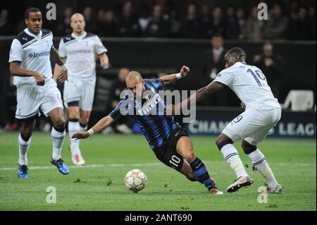 Milano, 20 ottobre 2010,' SAN SIRO Stadium, la UEFA Champions League 2010/2011 ,FC Inter - FC Tottenham Hotspur : Wesley Sneijder e Sebastien Bassong in azione durante la partita Foto Stock