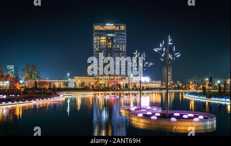 Tashkent, Uzbekistan - 30 Ottobre, 2019: Tashkent il parco della città illuminata di notte con la riflessione in Stagno Foto Stock