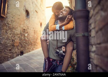 Giovane uomo e donna divertirsi sulle strade di Italia Foto Stock