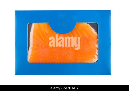 Blue carton, pack di salmone fresco a fette su bianco. Foto Stock