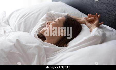 Close up felice bella donna godendo di mattina, giacenti nel letto Foto Stock