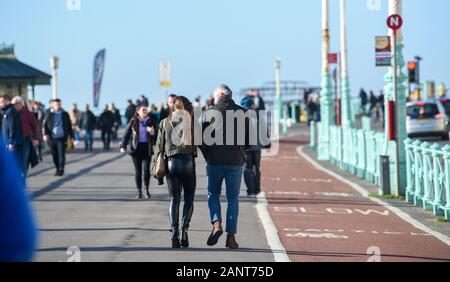 Brighton Regno Unito 19 Gennaio 2020 - folla godetevi il sole ma il freddo sul lungomare di Brighton con più sole previsioni per la maggior parte della Gran Bretagna nei prossimi giorni : credito Simon Dack / Alamy Live News Foto Stock