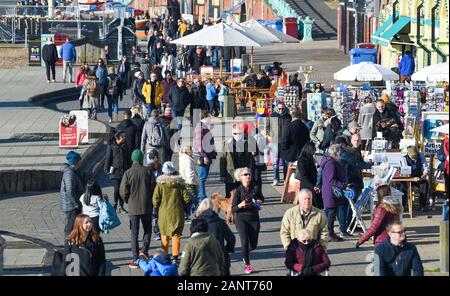 Brighton Regno Unito 19 Gennaio 2020 - folla godetevi il sole ma il freddo sul lungomare di Brighton con più sole previsioni per la maggior parte della Gran Bretagna nei prossimi giorni : credito Simon Dack / Alamy Live News Foto Stock