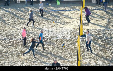 Brighton Regno Unito 19 Gennaio 2020 - i giocatori di beach volley godetevi il sole ma il freddo presso il complesso Yellowave sul lungomare di Brighton con più sole è prevista per la maggior parte della Gran Bretagna : credito Simon Dack / Alamy Live News Foto Stock