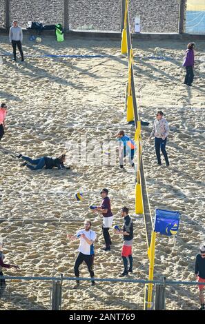 Brighton Regno Unito 19 Gennaio 2020 - i giocatori di beach volley godetevi il sole ma il freddo presso il complesso Yellowave sul lungomare di Brighton con più sole è prevista per la maggior parte della Gran Bretagna : credito Simon Dack / Alamy Live News Foto Stock