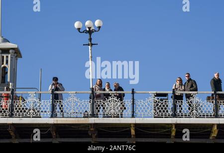 Brighton Regno Unito 19 Gennaio 2020 - Visitatori godetevi il sole ma il freddo sul lungomare di Brighton come più di sole è prevista per la maggior parte della Gran Bretagna : credito Simon Dack / Alamy Live News Foto Stock