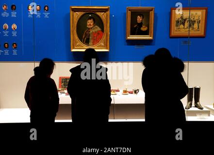 (200119) -- ZHENGZHOU, Gennaio 19, 2020 (Xinhua) -- che la gente guarda la presenta in corrispondenza di una mostra su Napoleone Bonaparte in Zhengzhou, capitale della Cina centrale di Henan Provincia gen. 16, 2020. Una mostra a livello nazionale su Napoleone Bonaparte ha immesso Zhengzhou, capitale della Cina centrale della Provincia di Henan. Le 155 set di 254 elementi esposti includono dipinti, sculture, abbigliamento e oggetti legati a Napoleone Bonaparte. Reliquie culturali come il Codice napoleonico, Napoleone lettere personali e in Francia il primo dizionario Sino-French sono anche sul display. La mostra, che mostra il gruppo di continuità un Foto Stock