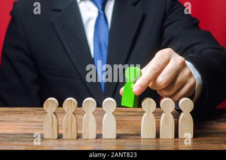 Imprenditore sceglie una persona della squadra. Leadership e promozione. Il miglior dipendente, leader. Gestione delle risorse umane e di reclutamento. Ho tossicità Foto Stock