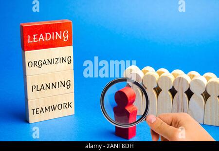 Blocchi di legno con la parola che conduce, organizzare la pianificazione, il lavoro di squadra. Concetto di business plan e strategia. Gestione, controllo e organizzazione. Foto Stock