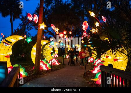 Sanford, Fla/STATI UNITI D'America - 29 DIC 2019: La Lanterna asiatici Festival, nel selvaggio, presso il Central Florida Zoo & Botanical Gardens featured oltre 30 lanter LED Foto Stock