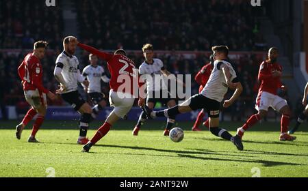 Il Nottingham Forest è Joe Lolley punteggi il suo lato del primo obiettivo del gioco durante il cielo di scommessa match del campionato al suolo città di Nottingham. Foto Stock