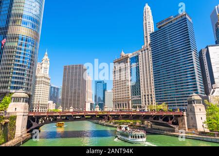 Chicago, Illinois, Stati Uniti d'America crociera turistica e panorama sul fiume. Foto Stock