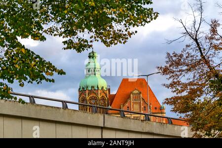 Vista su una autostrada per una storica post office con un splendidamente decorata facciata in mattone a Berlino, Germania. Foto Stock