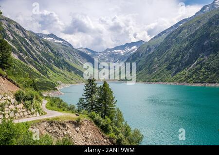 Vista panoramica di un lago glaciale di colore blu nelle Alpi, in Europa Foto Stock