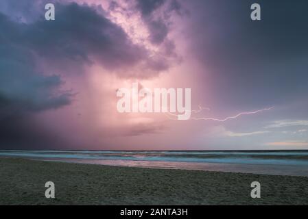 Tempesta elettrica sulla costa olandese subito dopo il tramonto. I fulmini orizzontali sono visibili sopra il mare. Foto Stock