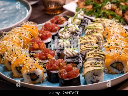 Fresco e delizioso sushi su una tavola di legno il cibo giapponese self made sushi set a casa o al ristorante. Foto Stock