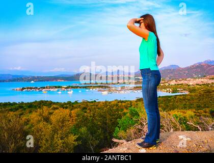 Donna che guarda all'alba sul Porto Rotondo Costa Smeralda Resort reflex Foto Stock