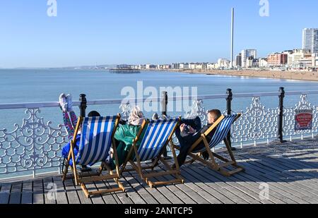 Brighton Regno Unito 19 Gennaio 2020 - Visitatori godetevi il sole ma il freddo su Brighton Palace Pier con più sole invernale previsioni per la maggior parte della Gran Bretagna nei prossimi giorni : credito Simon Dack / Alamy Live News Foto Stock