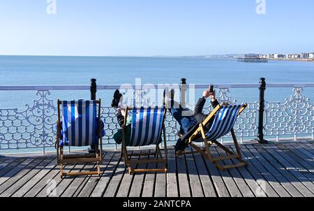 Brighton Regno Unito 19 Gennaio 2020 - Visitatori godetevi il sole ma il freddo su Brighton Palace Pier con più sole invernale previsioni per la maggior parte della Gran Bretagna nei prossimi giorni : credito Simon Dack / Alamy Live News Foto Stock