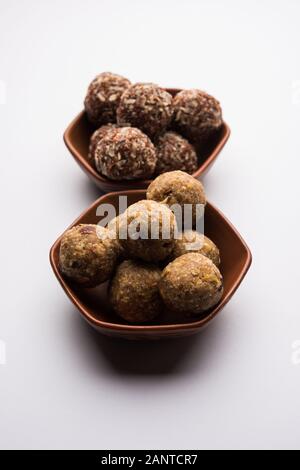 Gruppo di Dink, Gond , Aliv, Halim laddu, Laddoo, Ladu, Ladoo fatto con semi di grezza da giardino e gomma commestibile, cibo dolce Foto Stock