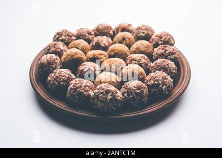 Gruppo di Dink, Gond , Aliv, Halim laddu, Laddoo, Ladu, Ladoo fatto con semi di grezza da giardino e gomma commestibile, cibo dolce Foto Stock