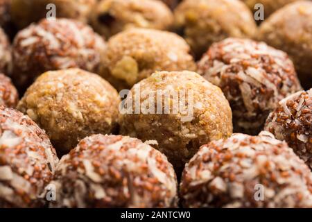 Gruppo di Dink, Gond , Aliv, Halim laddu, Laddoo, Ladu, Ladoo fatto con semi di grezza da giardino e gomma commestibile, cibo dolce Foto Stock