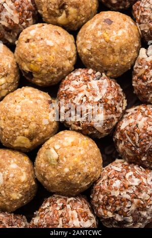 Gruppo di Dink, Gond , Aliv, Halim laddu, Laddoo, Ladu, Ladoo fatto con semi di grezza da giardino e gomma commestibile, cibo dolce Foto Stock