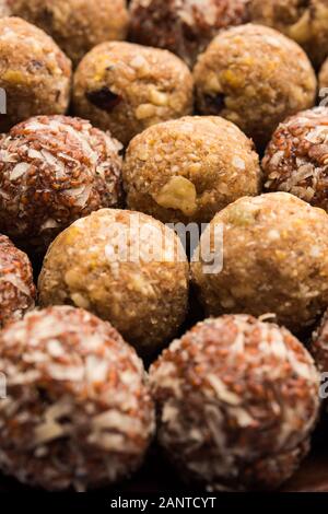 Gruppo di Dink, Gond , Aliv, Halim laddu, Laddoo, Ladu, Ladoo fatto con semi di grezza da giardino e gomma commestibile, cibo dolce Foto Stock