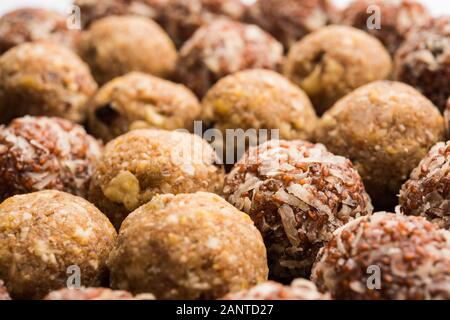 Gruppo di Dink, Gond , Aliv, Halim laddu, Laddoo, Ladu, Ladoo fatto con semi di grezza da giardino e gomma commestibile, cibo dolce Foto Stock