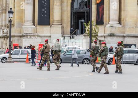 Parigi, Francia - 15 Maggio 2016: militari armati per le strade di Parigi. Francia Foto Stock