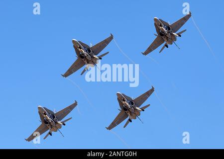 La formazione di quattro Royal Australian Air Force (RAAF) McDonnell Douglas F/A-18A Hornet multirole Fighter Aircraft. Foto Stock