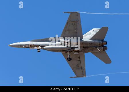 Royal Australian Air Force (RAAF) McDonnell Douglas F/A-18A Hornet multirole fighter aircraft un21-54. Foto Stock