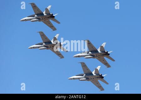 La formazione di quattro Royal Australian Air Force (RAAF) McDonnell Douglas F/A-18A Hornet multirole Fighter Aircraft. Foto Stock