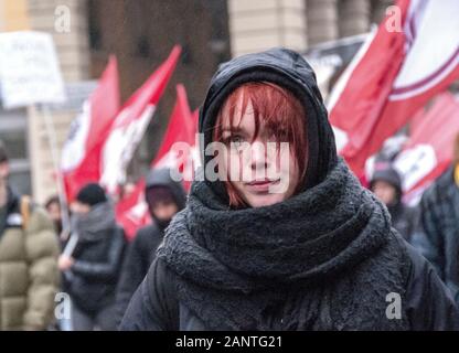 Bologna, Italia. 18 gennaio, 2020. Marta Collot - candidato come Presidente della Regione Emilia Romagna per potere al popolo per le prossime elezioni regionali programmati in Emilia Romagna il 29 gennaio - nella piazza di Bologna (Foto di Patrizia Cortellessa/Pacific Stampa) Credito: Pacific Press Agency/Alamy Live News Foto Stock