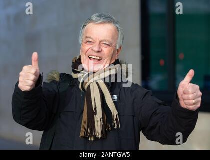 Londra, UK 19 Jan 2020 leggendario DJ ed emittente, Tony Blackburn, arriva alla BBC Studios di Londra per presentare il suo spettacolo 'Suoni degli anni Sessanta'. Credito: Tommy Londra/Alamy Live News Foto Stock